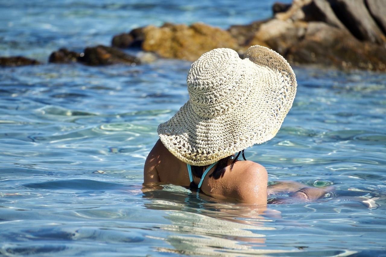 Si può fare il bagno con il ciclo? Ecco perché l’acqua non è nemica delle mestruazioni