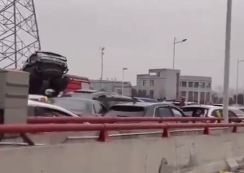 Cina, maxi tamponamento da 100 auto sulla superstrada ghiacciata: segnalati numerosi feriti | VIDEO