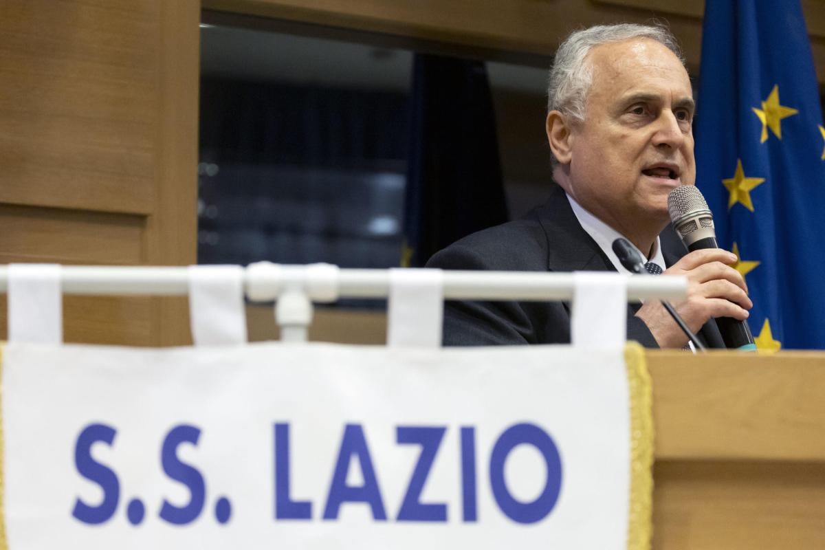 Contestazione Lazio, Corino: “I tifosi hanno dimostrato amore. Lotito? Un club che vive alla giornata e nel calcio non te lo puoi permettere”