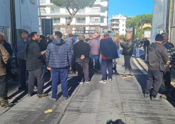 Fiumicino, protesta dei pescatori: occupano l’Aula consiliare e il Ponte 2 Giugno | Foto