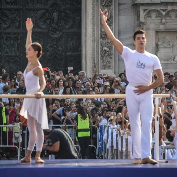 Roberto Bolle incanta piazza Duomo a Milano, vestito di bianco