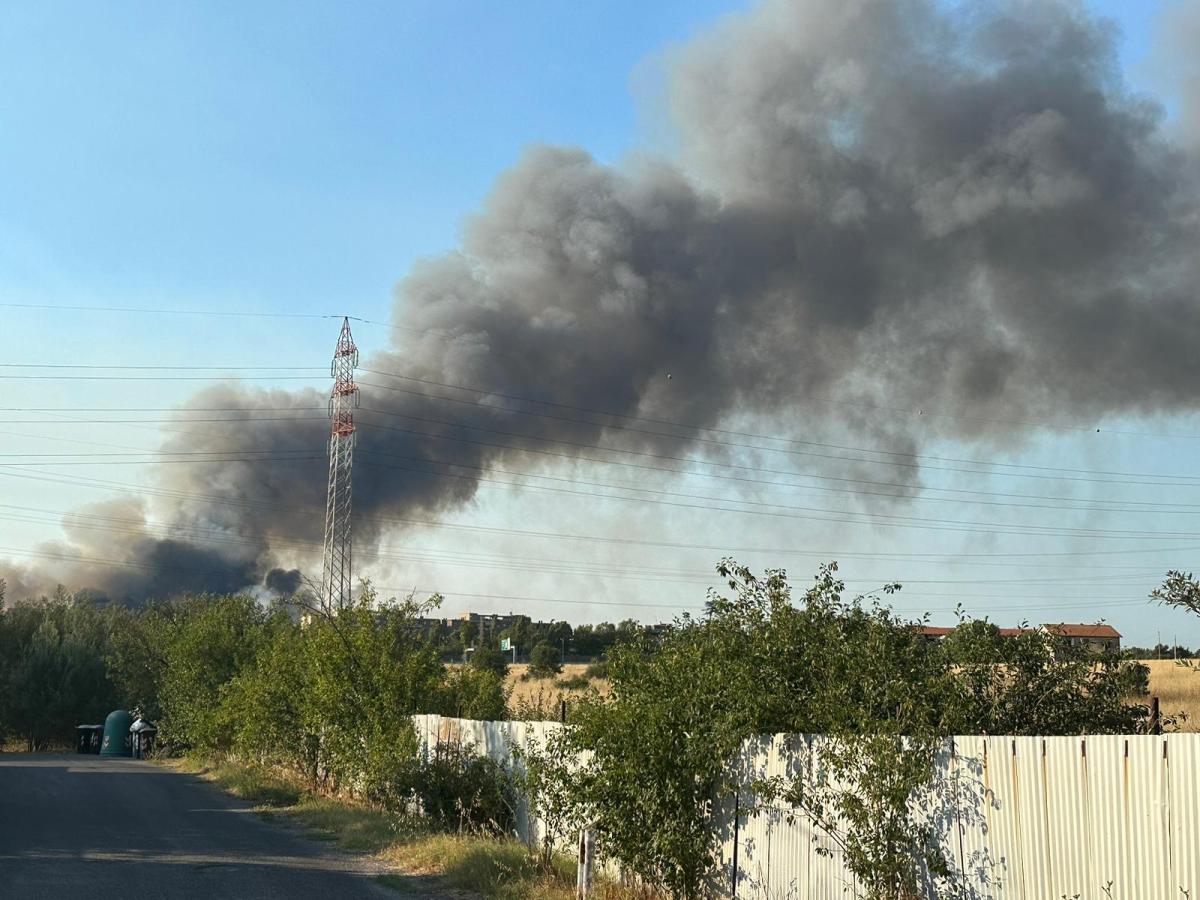 Roma, incendio a Ponte Mammolo: alta colonna di fumo visibile anche a distanza | VIDEO