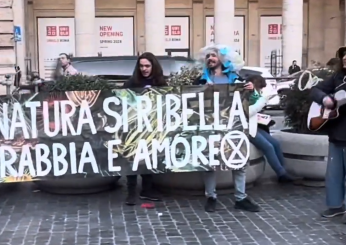 Roma, esponenti di Extinction Rebellion cantano una serenata sull’ambiente davanti Palazzo Chigi | FOTO e VIDEO