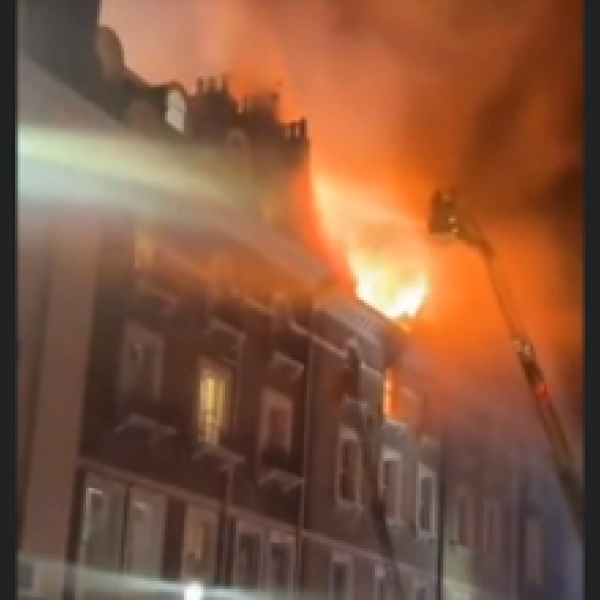 Gran Bretagna, scoppia incendio in una palazzina a Londra: in 130 sgomberati dall’edificio e 11 ricoverati