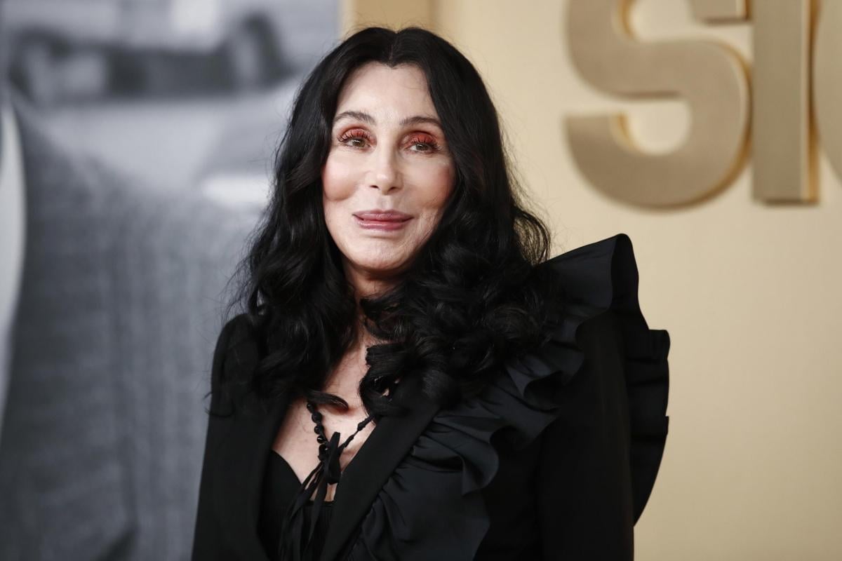 Cher in passerella per Balmain a 76 anni: l’intramontabile icona di…