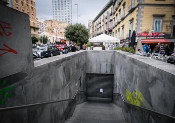 Napoli, disoccupati occupano i binari e bloccano la circolazione della linea, poi entrano a palazzo San Giacomo: il motivo