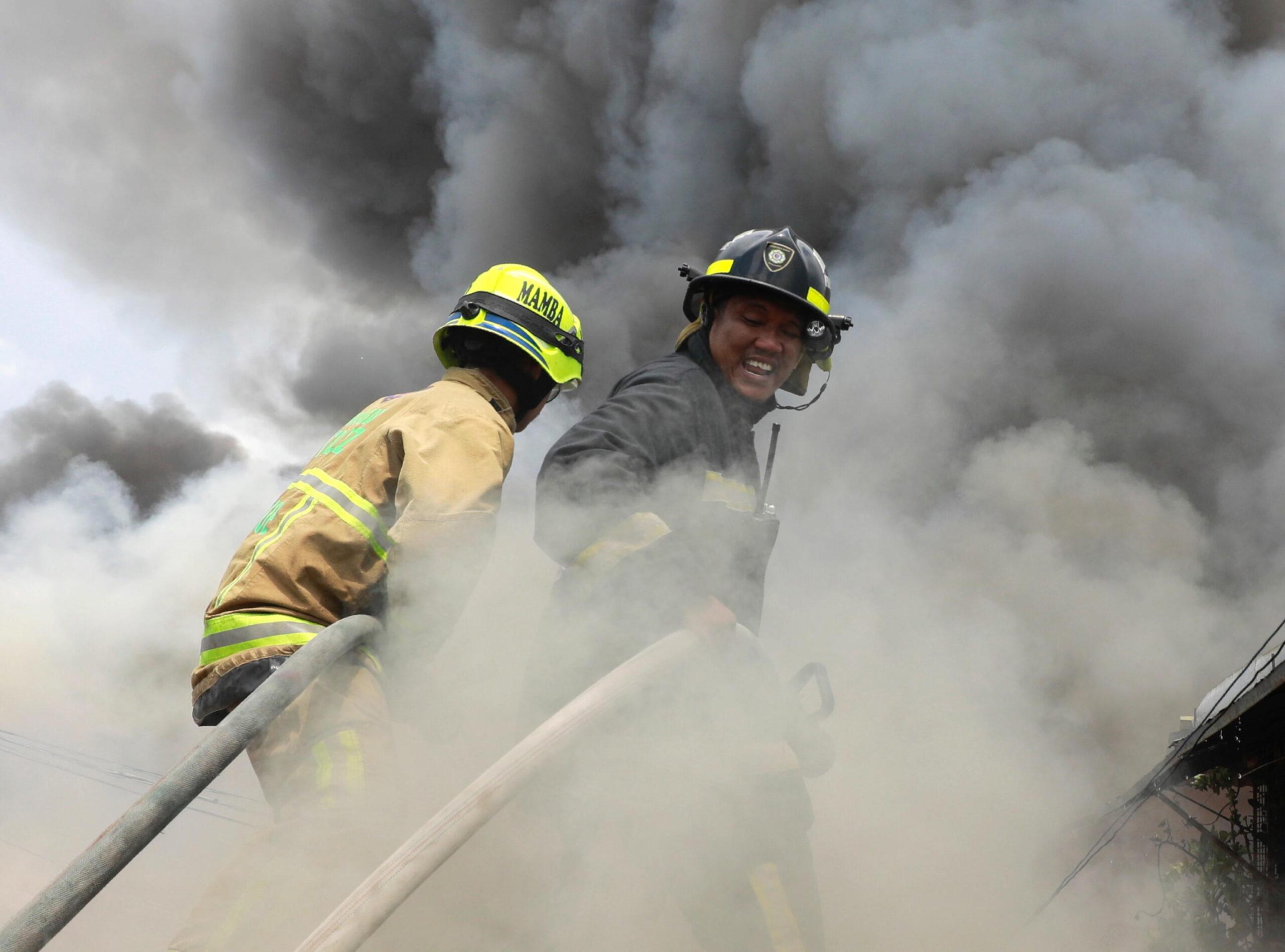 Incendio al centro commerciale Le Vele di Desenzano: edificio avvolto dalle fiamme