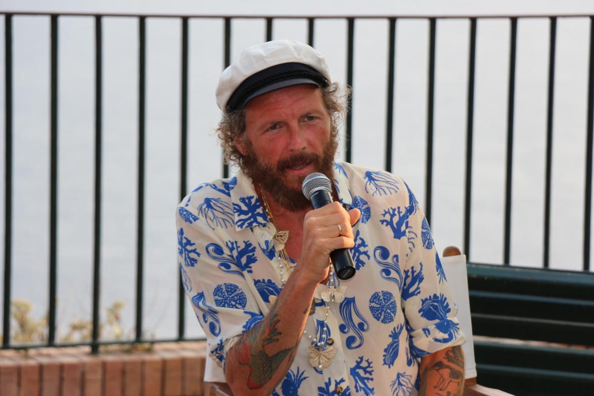 Jovanotti, slitta il ritorno sul palco dopo l’incidente in bici: “F…