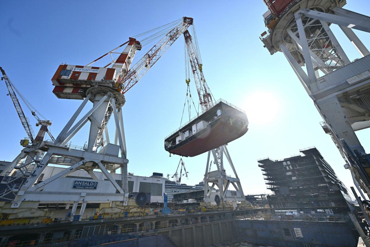 Gorizia, incidente sul lavoro a Monfalcone oggi: operaio schiacciato dall’ascensore di una nave, è grave