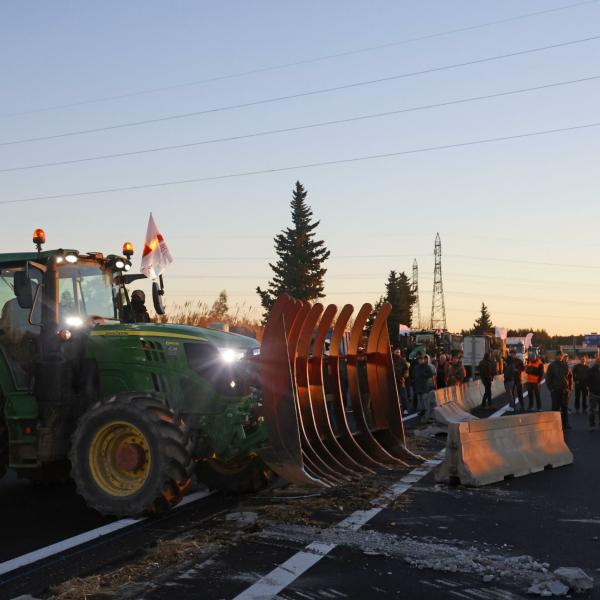 Francia, gli agricoltori continuano la loro protesta: presi di mira i camion spagnoli