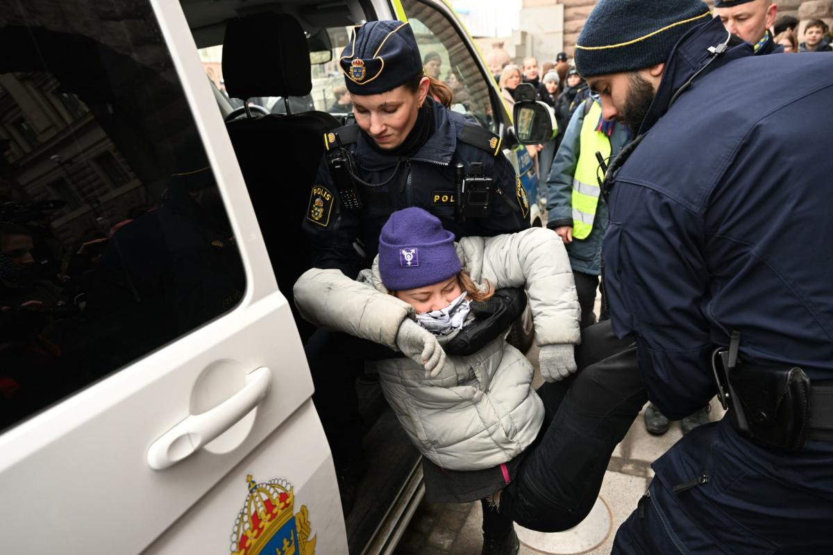 Stoccolma, intervento della polizia contro Greta Thunberg: portata via per il secondo giorno consecutivo