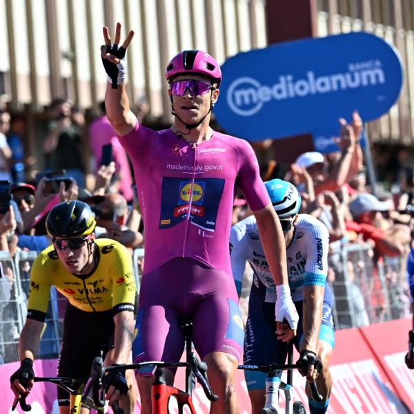 Giro d’Italia 2024, Jonathan Milan ottiene la terza vittoria a Cento