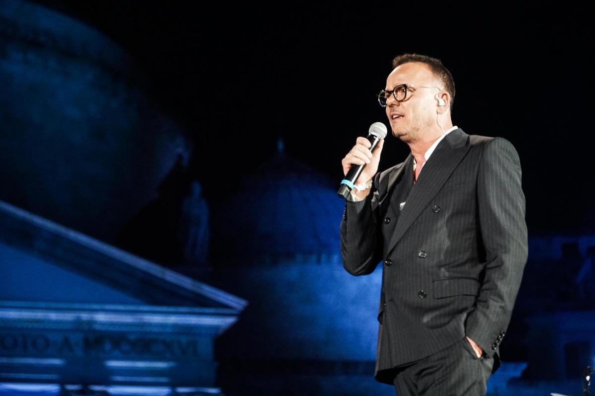 Concerto Gigi D’alessio Napoli 2024: ospiti, scaletta, date, biglietti e prezzo. Piazza del Plebiscito si veste a festa