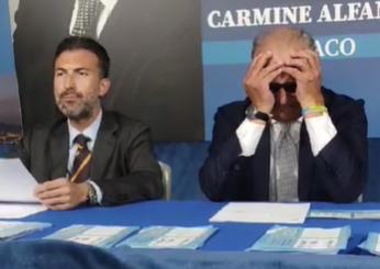 Carmine Alfano, il candidato sindaco di Torre Annunziata accusato di frasi omofobe, si ritira dalle elezioni. Le lacrime a la lettera d’addio