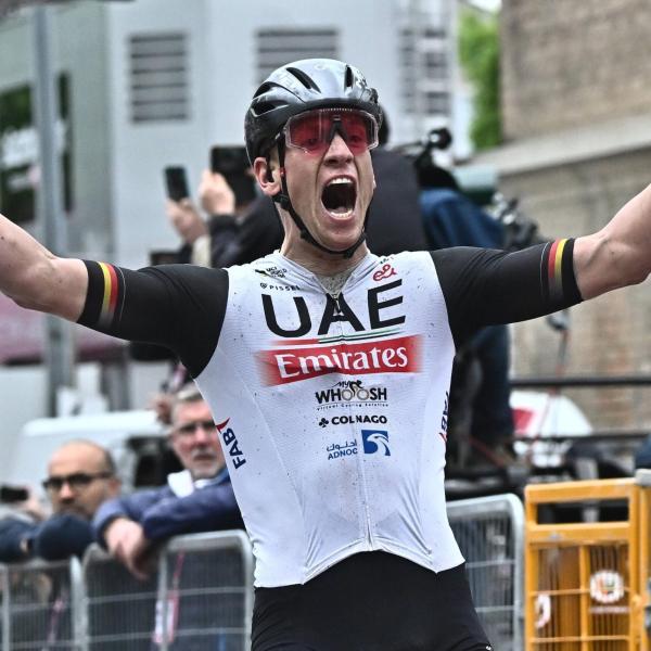 Giro d’Italia, Ackermann beffa Milan al fotofinish a Tortona. Geoghegan Hart cade e si ritira