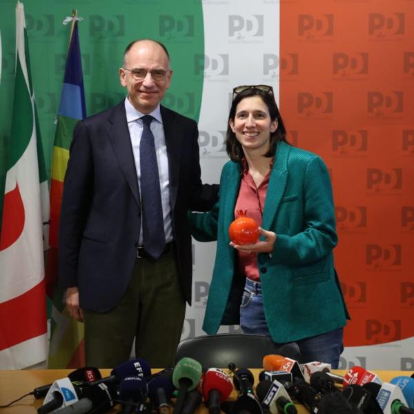 Pd, Letta regala a Schlein un melograno: ecco il significato del frutto