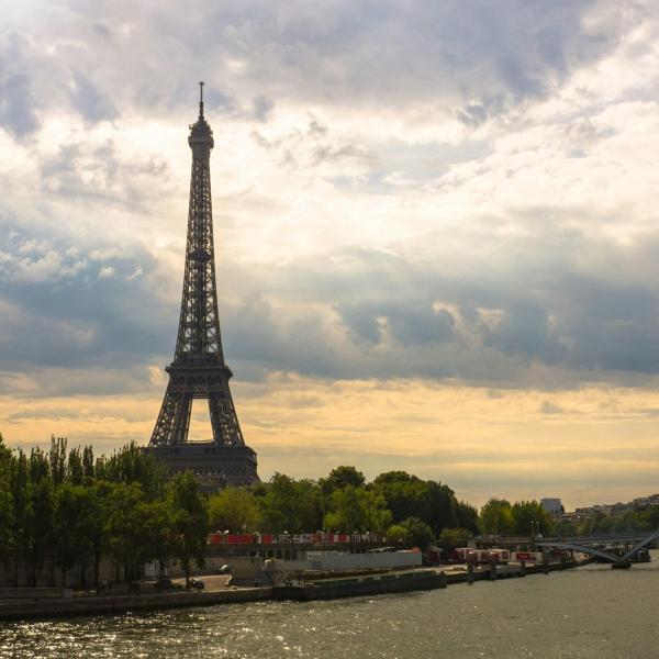 Parigi, nel centro della città sempre più bici e meno auto: lo studio