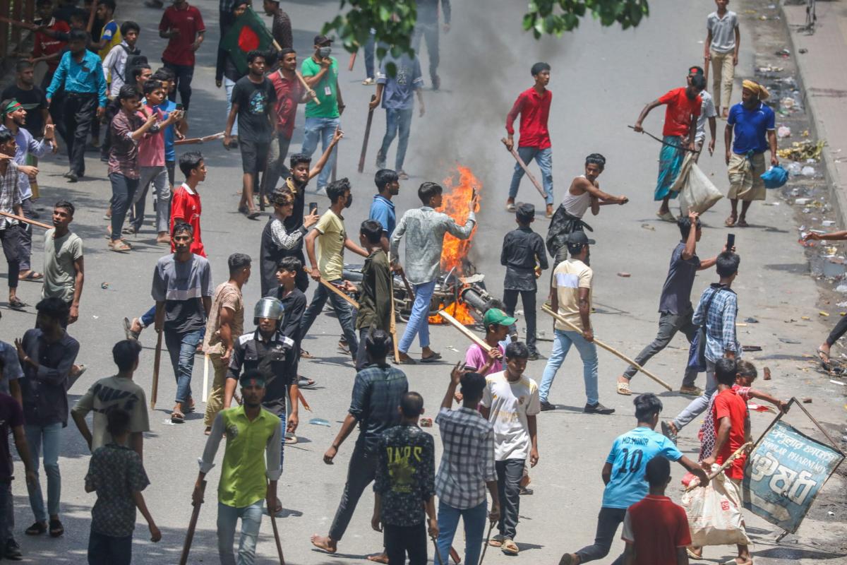 Bangladesh, non si fermano le proteste anti-governative: oltre 300 morti, confermata marcia su Dacca | VIDEO