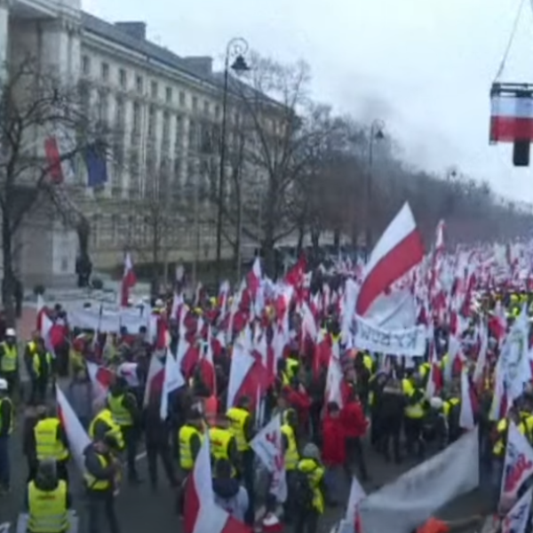 Polonia, continuano le proteste agricoltori: scontri con la polizia a Varsavia