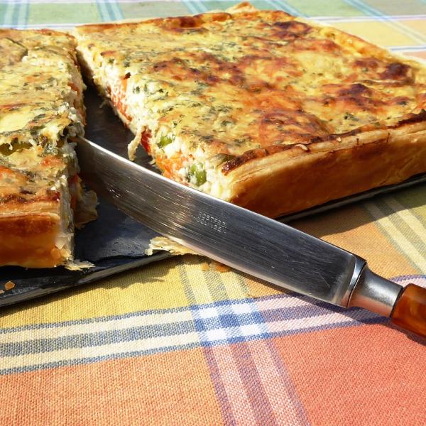 Per un pic nic o per un pranzo in ufficio, ecco la torta salata con piselli