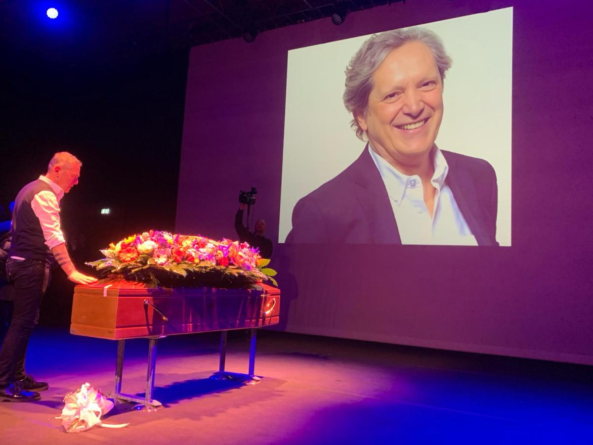 Oggi il funerale di Ernesto Assante, l’ultimo saluto al critico musicale all’Auditorium Parco della Musica | FOTO e VIDEO