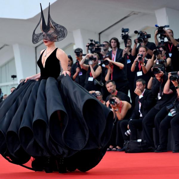 Lady Gaga cammina tra i fan! A Venezia 2024 i divi sono “a portata di mano”