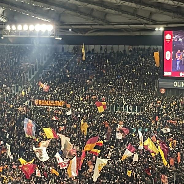 Roma – Juventus, Marco Conidi canta sotto la sud Mai Sola Mai | VIDEO