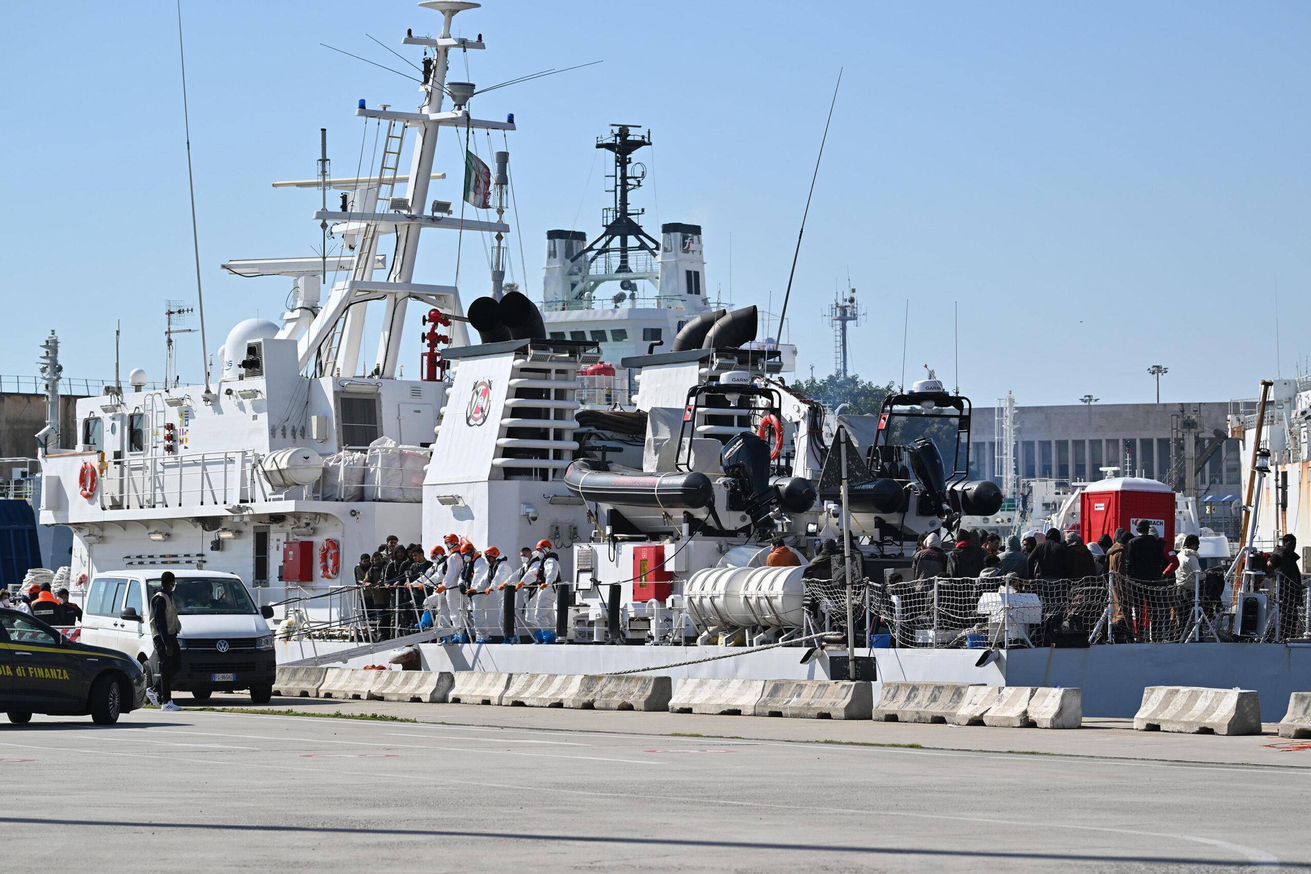 Messina: 105 migranti sbarcati, tra loro 23 minori