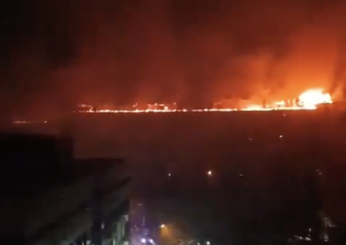 Paura a Mosca, vasto incendio in un palazzo residenziale, evacuate 400 persone | VIDEO