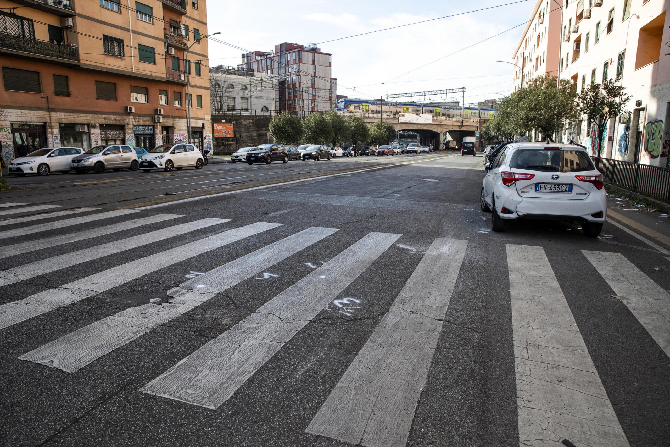 Tragedia a Roma, 19enne perde il controllo dell’auto e investe due persone: un morto