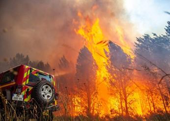 Incendi in Versilia: in azione Canadair, elicotteri e vigili del fuoco