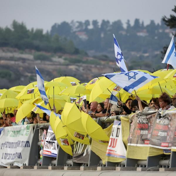 Israele, il monito dei familiari degli ostaggi al parlamento israeliano: “Niente pena di morte ai terroristi”