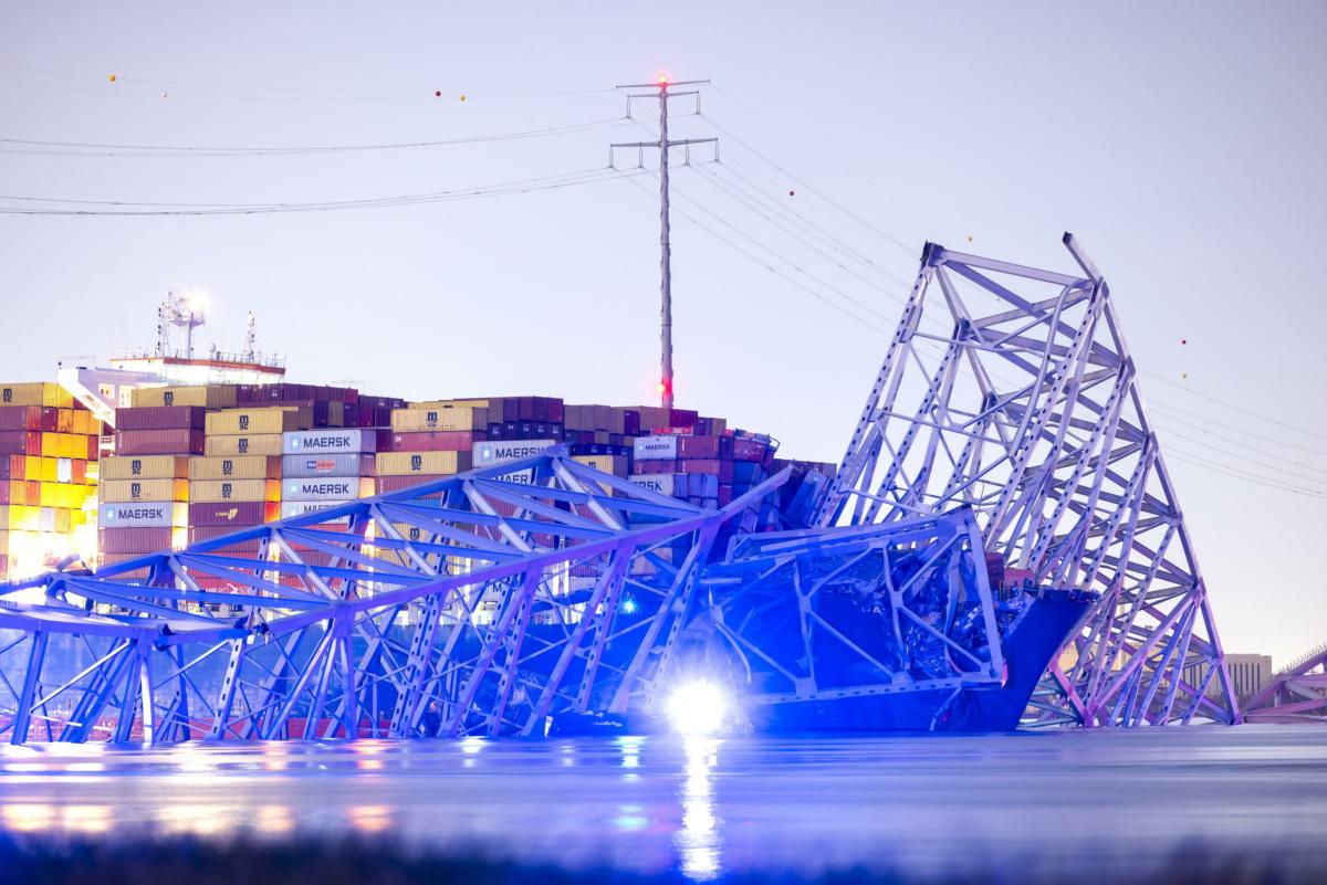 Usa, nave cargo urta il ponte di Baltimora e lo fa crollare: persone e auto nel fiume Patapsco, un morto e sei dispersi | VIDEO