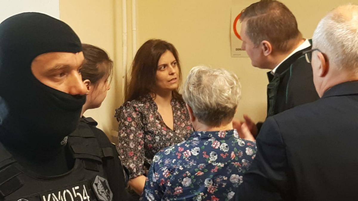 Caso Salis, Ilaria resta in cella, negati i domiciliari. In aula ancora con catene e manette | VIDEO