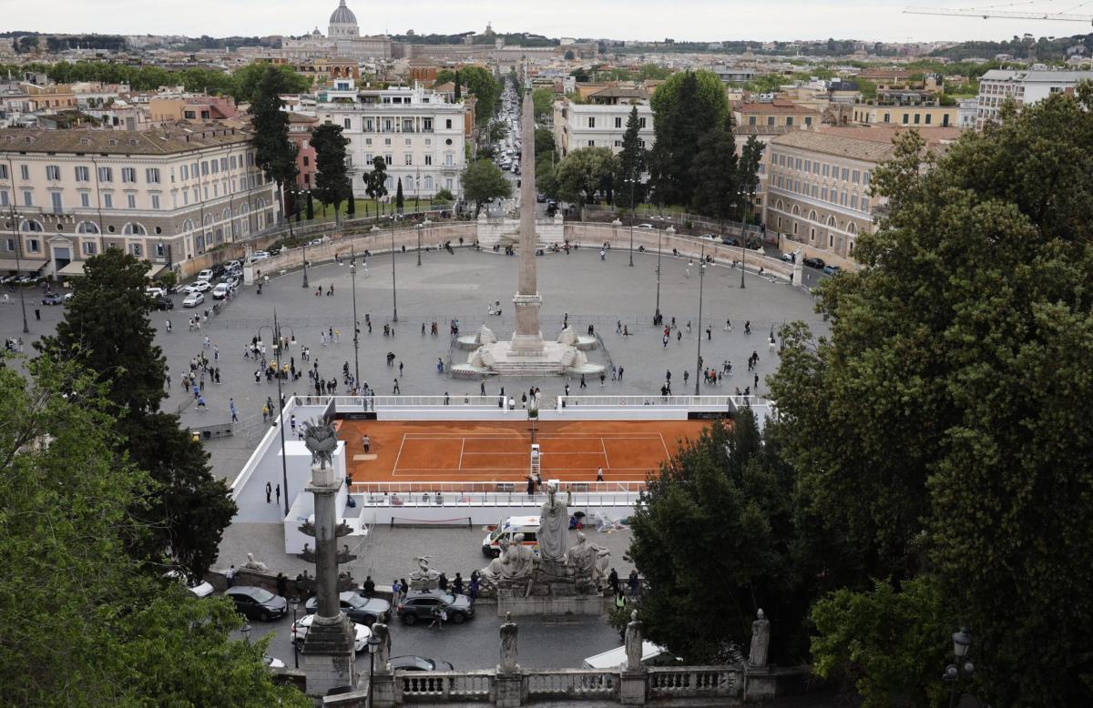 Esposto del Codacons contro il campo da tennis allestito a Piazza del Popolo, a Roma: “Reato contro il patrimonio culturale italiano”