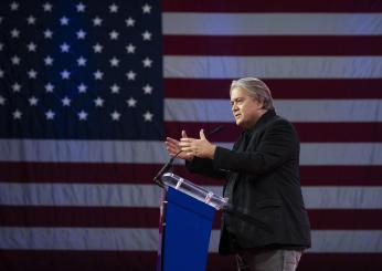 Chi è Steve Bannon, l’ex stratega di Trump? Perché deve andare in carcere e per cosa è stato condannato, i rapporti con Meloni e Salvini