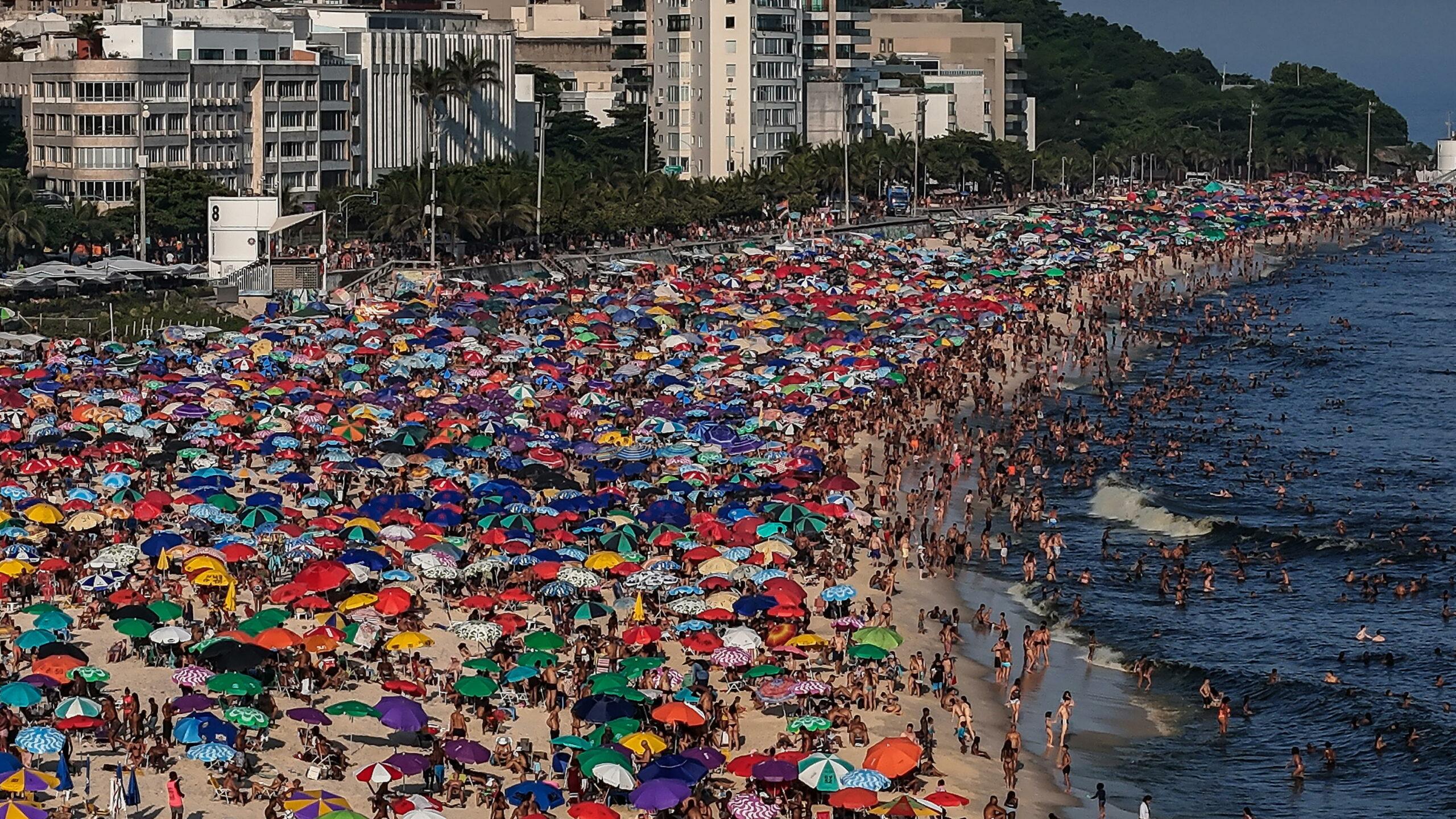 Brasile, ondata di caldo record: percepiti 62,3 gradi a Rio De Janeiro, spiagge affollate