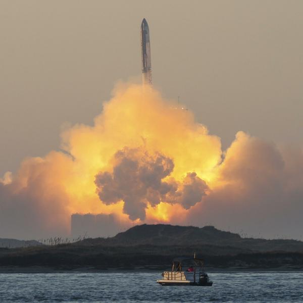 Lancio Starship, secondo test in volo per il razzo di SpaceX: è esploso dopo pochi minuti. Elon Musk: “Congratulazioni al team” | VIDEO