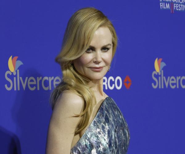 Nicole Kidman in lacrime dedica alla madre scomparsa il Palm Springs Award per “Babygirl”