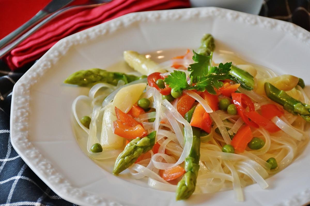 Non la solita pasta: spaghetti cinesi con verdure