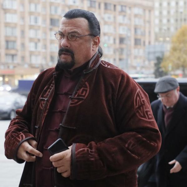 Attentato di Mosca, la star del cinema action Steven Seagal visita le vittime e promette la vendetta russa