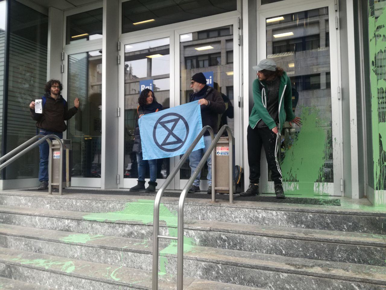 Extinction Rebellion: Milano, imbratta la sede della Rai