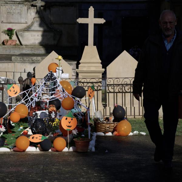 Ognissanti con i segni di Halloween e un crocifisso rubato: Tajani confessa che gli hanno rovinato la festa (ma ne valeva la pena?)