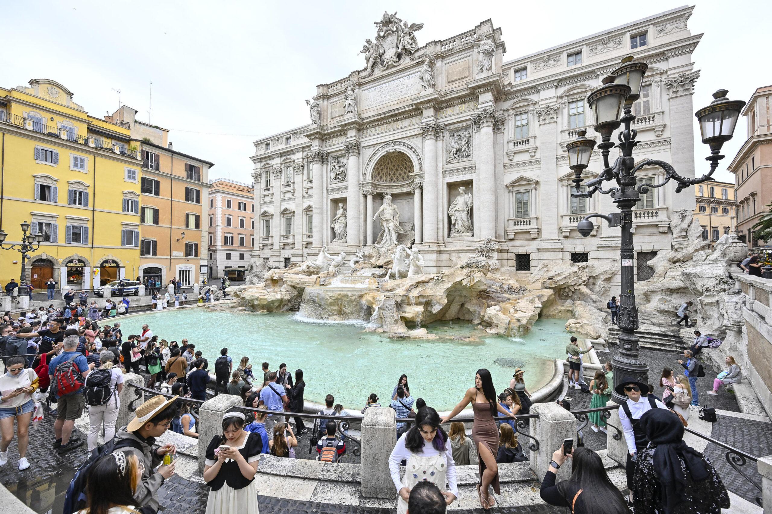 Roma, bagno notturno nella Fontana di Trevi: prima entra in acqua, poi aggredisce i vigili con calcio e pugni l Video