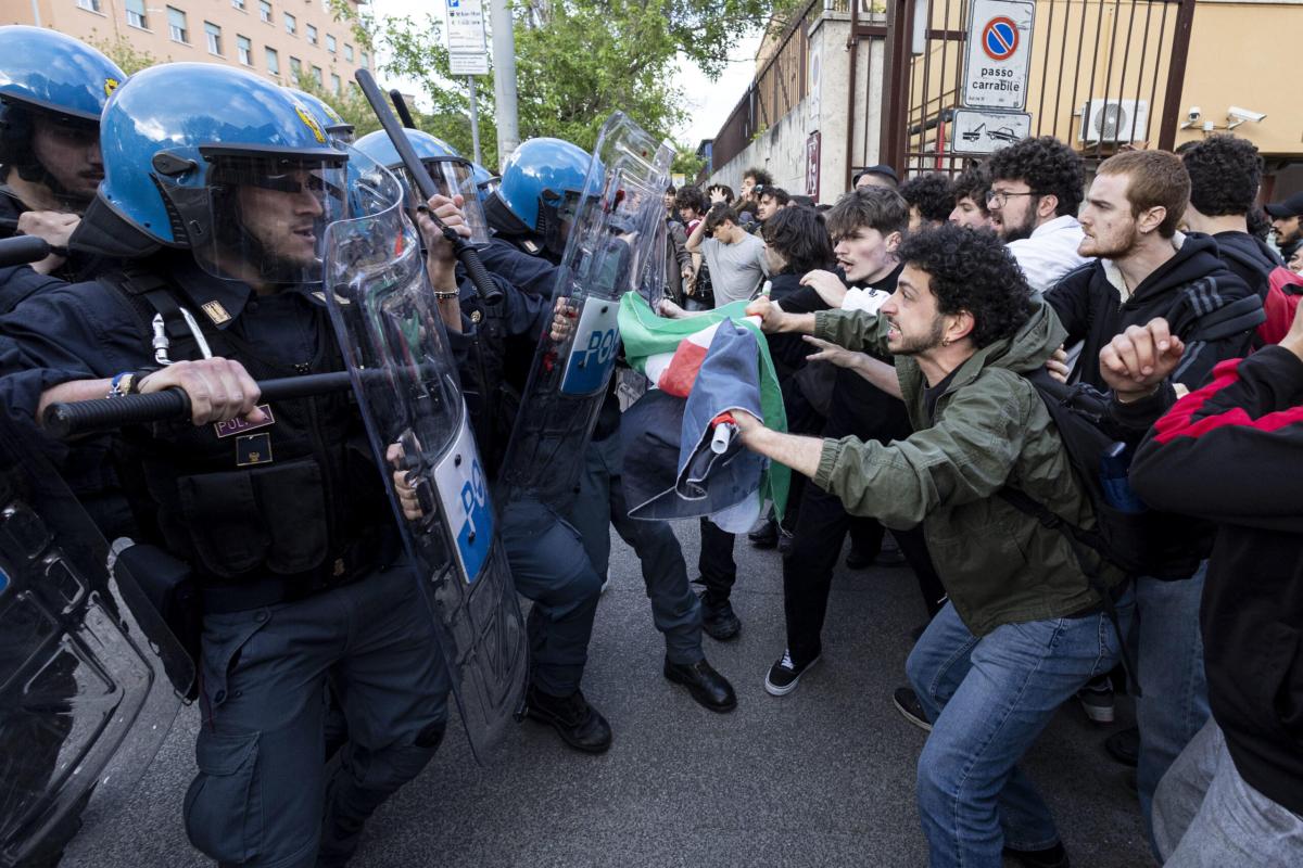 Roma, scontri alla Sapienza durante manifestazione pro Palestina: due arresti. Ministra Bernini: “Atti di violenza vergognosi” | VIDEO