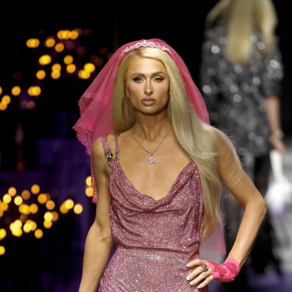 Paris Hilton è la star della sfilata gotica di Versace alla MFW 2022