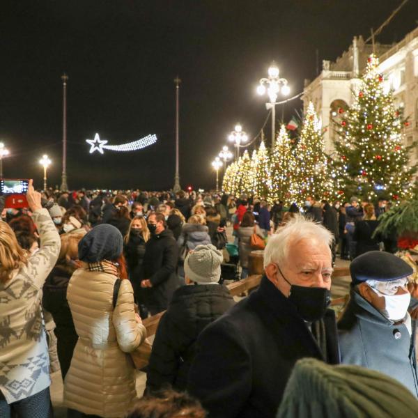 Salerno, luminarie 2022: il tema di quest’anno sarà “Fiabe, Aurora e il Giardino Incantato”.