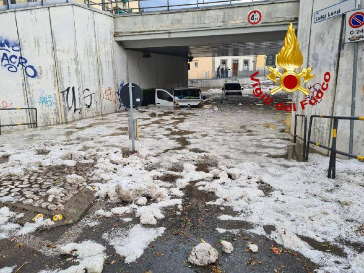 Grandine Firenze 12 maggio 2023 video: strade allagate e danni