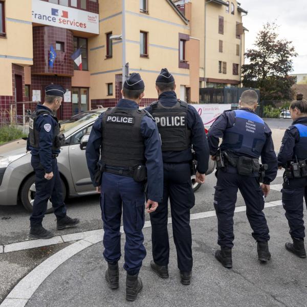 Francia, minaccia di compiere un attacco terroristico a Parigi e la polizia spara: donna in gravissime condizioni | VIDEO