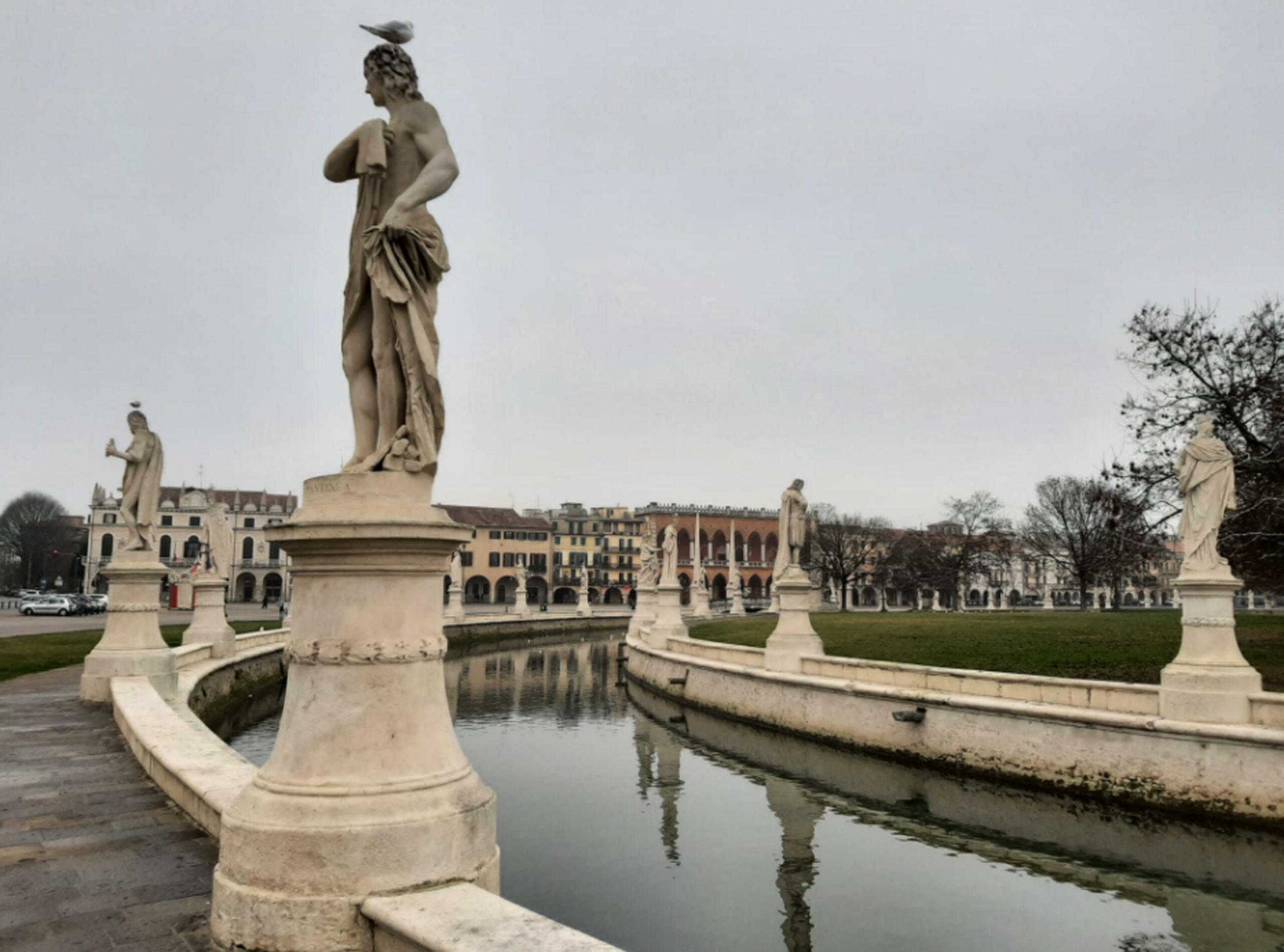 Prato della Valle, cadavere ritrovato nelle acque dell’Isola Memmia a Padova